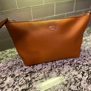 Classic tan Guess, large Clutch/Small Should bag